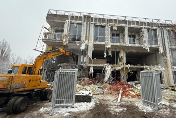 Фотография к новости: Трёхэтажное здание сносят в престижном районе Алматы