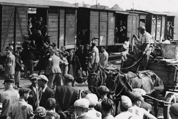 Фотография к новости: Ехали в теплушках, разделённых простынями: истории депортированных семей в Казахстане