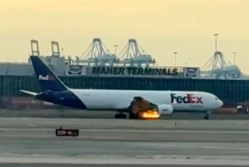 Фотография к новости: Самолёт с горящим двигателем приземлился в аэропорту США