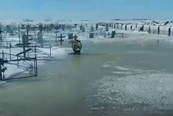 Кладбище затопило в Костанайской области