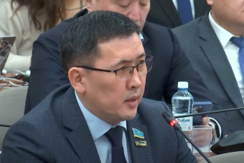 Фотография к новости: Лень и деградация: Депутат потребовал запретить чиновникам использовать ChatGPT