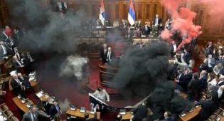 Оппозиция устроила драку в парламенте Сербии: три депутата травмированы