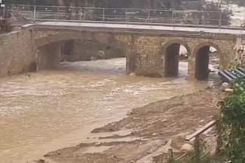 Фотография к новости: Наводнение в Испании: автомобили уносят в море, туристам угрожает опасность