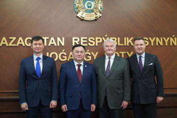 Фотография к новости: Глава Верховного суда встретился с председателем суда МФЦА