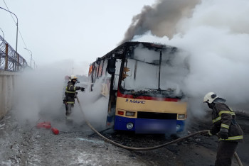 В Экибастузе автобус с рабочими вспыхнул и сгорел дотла