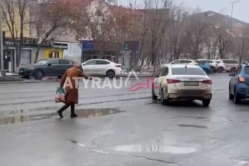 Женщина с ножом нападала на машины в Атырау