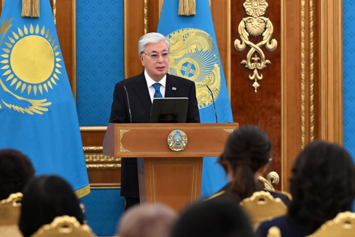 Президент поздравил женщин с праздником 8 марта