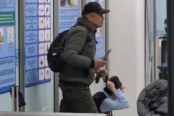 Сотрудницу аэропорта взяли в заложники в Алматы: полиция возбудила уголовное дело