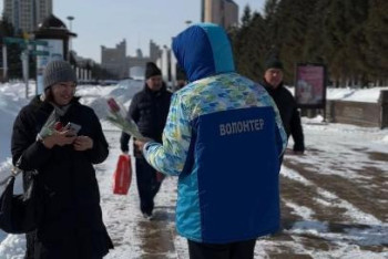 Фотография к новости: Волонтёры организовали праздничную акцию в Астане