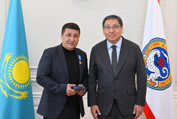 Фотография к новости: Герою из аэропорта Алматы вручили медаль по поручению Президента