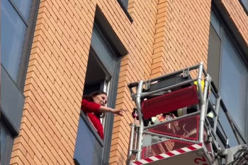 Фотография к новости: К жительницам многоэтажек Костаная в честь 8 Марта стучались в окна пожарные