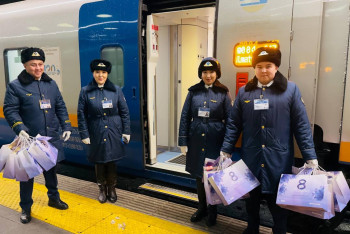 Тысячи пассажирок получили подарки  к 8 Марта в казахстанских поездах