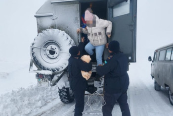 Фотография к новости: Спасатели ВКО в непогоду помогли роженице добраться в больницу