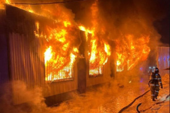 Фотография к новости: Ночной пожар в Рудном уничтожил торговые бутики