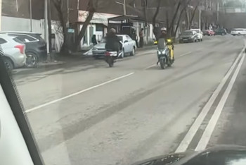 Алматинцы жалуются на беспредельных мопедистов