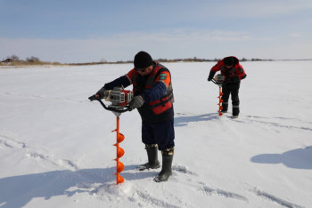 Фотография к новости: Паводковая угроза в Караганде: на реках вблизи города начали бурить лёд