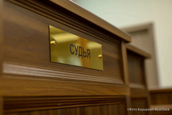 Женщина выбила ногой дверь в суде Атырау и была наказана