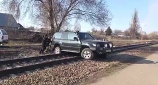 Джип бросили на железной дороге: полиция нашла водителя