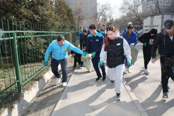 Фотография к новости: Призёры Олимпийских игр в Париже приняли участие в экологическом марафоне в Алматы