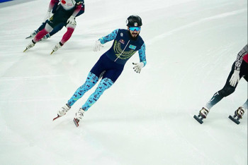 Фотография к новости: Денис Никиша вышел в полуфинал чемпионата мира по шорт-треку в Китае