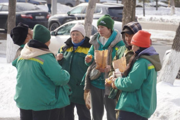Фотография к новости: На улицах Астаны коммунальщиков угощают Наурыз коже и баурсаками