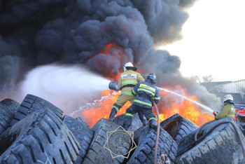 Фотография к новости: Крупный пожар на заводе резиновых шин в Алматинской области полностью потушили
