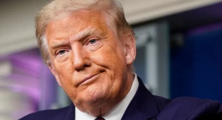 Трамп отправил в неоплачиваемый отпуск сотни работников СМИ