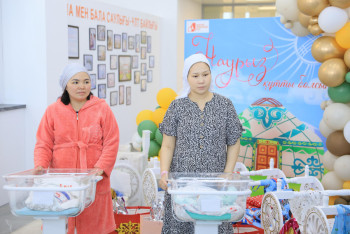 Фотография к новости: Новорожденным Актобе в честь Дня семьи подарили колыбели