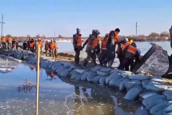 Фотография к новости: Переправу более 200 сельчан организовали из-за паводков в Актюбинской области