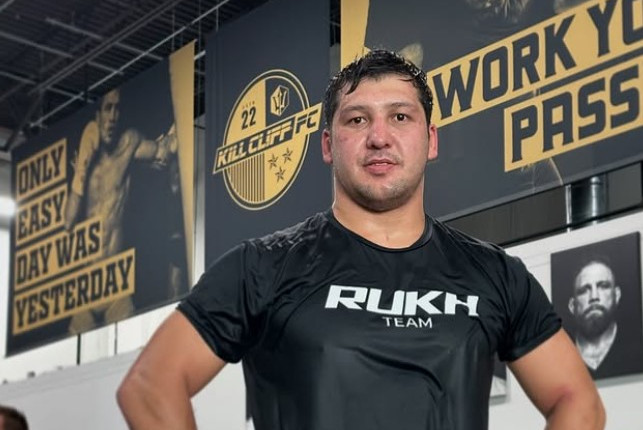 Фотография к новости: Непобеждённый Дияр Нургожай дебютировал в UFC и сенсационно проиграл бразильцу