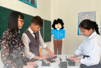 Девятиклассники из Актобе создали робота-лаборанта