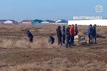 Катафалк с покойником увяз в грязи по пути на кладбище в Атырау