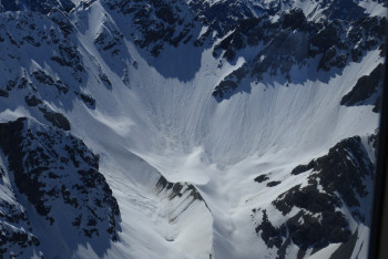 Фотография к новости: Спасатели устранили угрозу лавин и ледовых заторов на реке Бухтарма