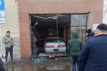 Павлодарец влетел в здание известного супермаркета