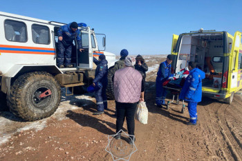 Фотография к новости: Сотрудники МЧС помогли в транспортировке сложной пациентки близ Балхаша