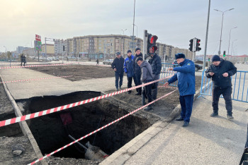 Фотография к новости: Провал в несколько метров глубиной образовался на тротуаре в Актобе