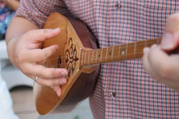 Фотография к новости: Казахские кюи в сердце Европы: как польский музыкант обучает игре на домбре