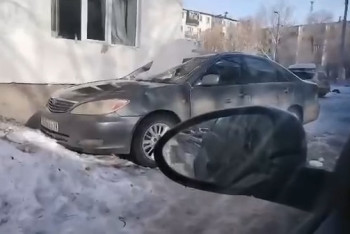 Глыба льда разбила припаркованный автомобиль в Темиртау