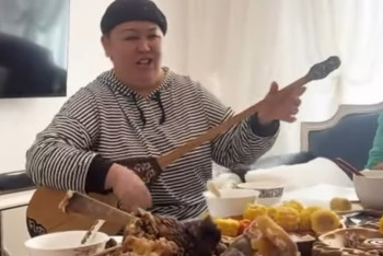 Фотография к новости: Казнет в восторге: женщина исполняет айтыс, меняя голос