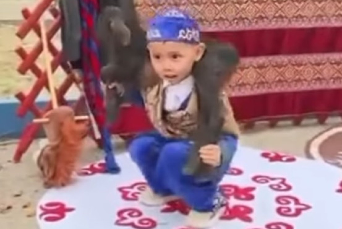 Малыш из Мангистау присел 30 раз с ягненком на плечах