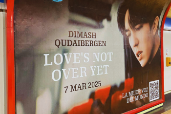 Фотография к новости: Димаш в Мадриде: уникальный билборд с хитом певца покоряет сердца пассажиров