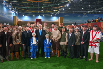 Фотография к новости: Президент познакомился с ярмаркой ремёсел в этноауле