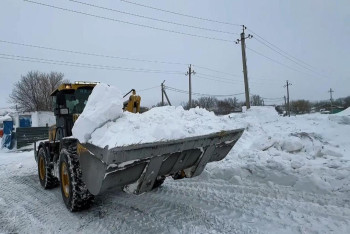 Фотография к новости: Вывозят снег и чистят арыки: спасатели и техника в Костанайской области работают без перерыва
