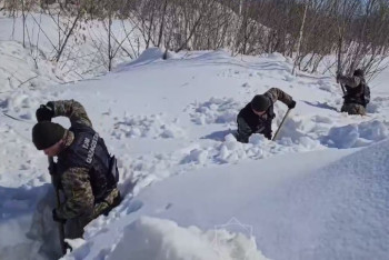 Фотография к новости: В борьбе с паводками в ВКО помогают военнослужащие