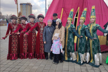 Фотография к новости: Национальный колорит и искусственный интеллект объединили семейчан в Наурыз