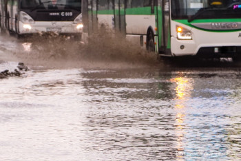 Фотография к новости: Дожди, снег и сильный ветер: штормовое предупреждение объявлено в большинстве регионов страны