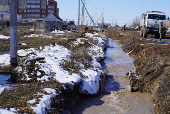 Фотография к новости: Атбасар готовится к большой воде: спасатели и военные укрепляют защитный вал