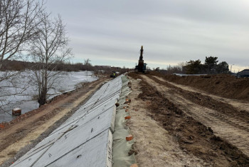 Фотография к новости: Паводки в Казахстане: в СКО бетонируют защитные дамбы