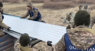 Военнослужащие МЧС ведут противопаводковые работы в Атырауской области