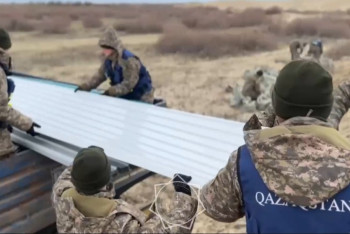 Фотография к новости: Военнослужащие МЧС ведут противопаводковые работы в Атырауской области